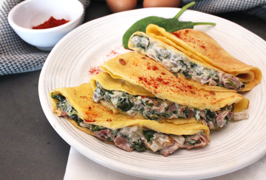 Filloas saladas rellenas de espinacas, jamón serrano y queso