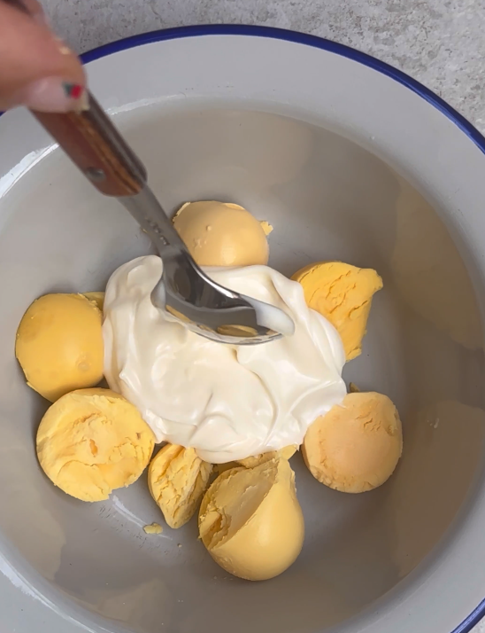 Huevos endiablados o Deviled Eggs. Una receta fácil y rápida
