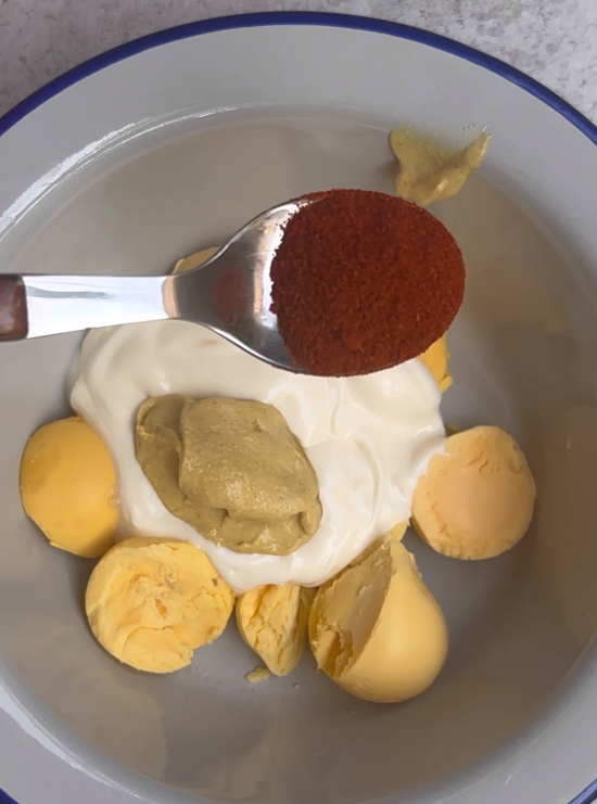 Huevos endiablados o Deviled Eggs. Una receta fácil y rápida