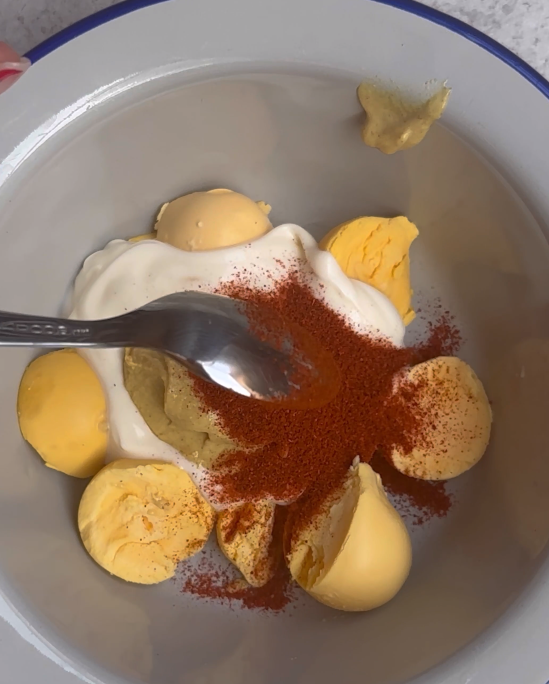 Huevos endiablados o Deviled Eggs. Una receta fácil y rápida