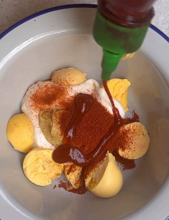 Huevos endiablados o Deviled Eggs. Una receta fácil y rápida