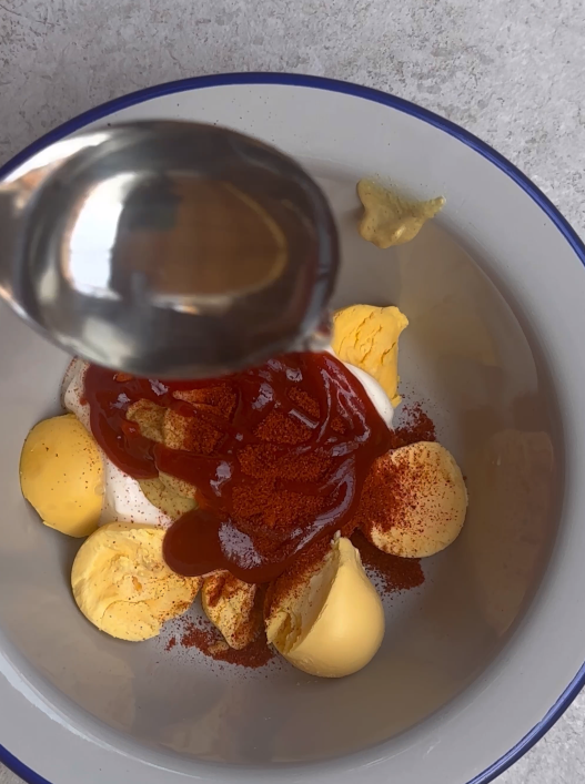 Huevos endiablados o Deviled Eggs. Una receta fácil y rápida