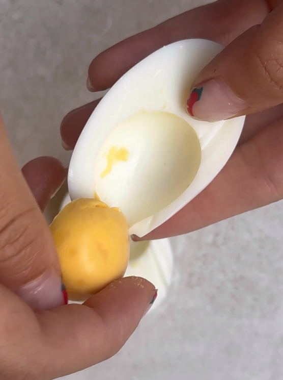 Huevos endiablados o Deviled Eggs. Una receta fácil y rápida