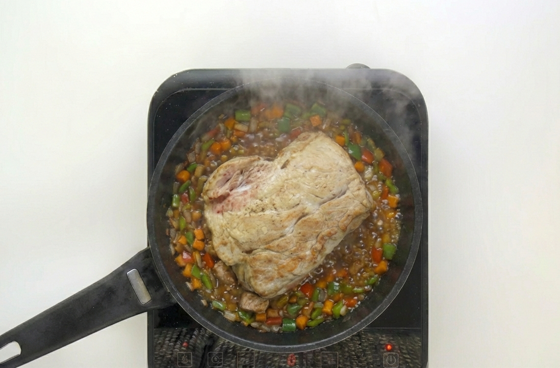 Lomo de cerdo en salsa casero y jugoso. Receta fácil paso a paso