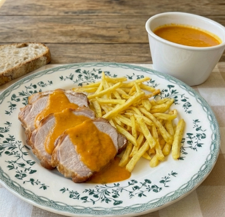 Lomo de cerdo en salsa casero y jugoso. Receta fácil paso a paso