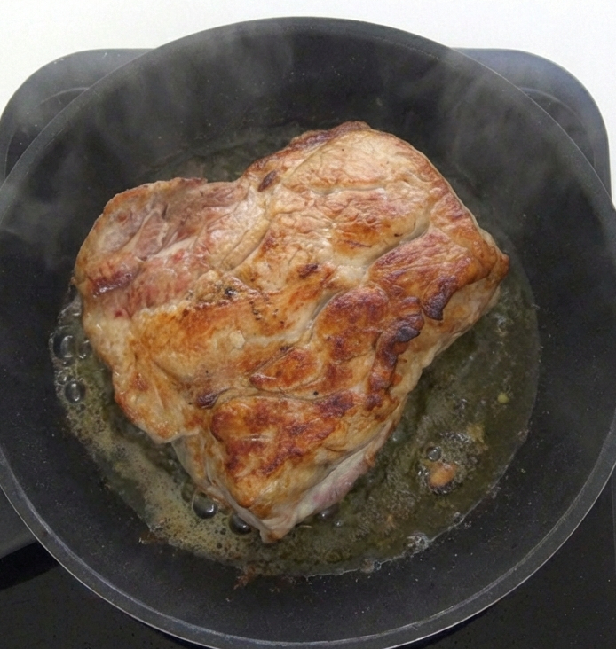 Lomo de cerdo en salsa casero y jugoso. Receta fácil paso a paso