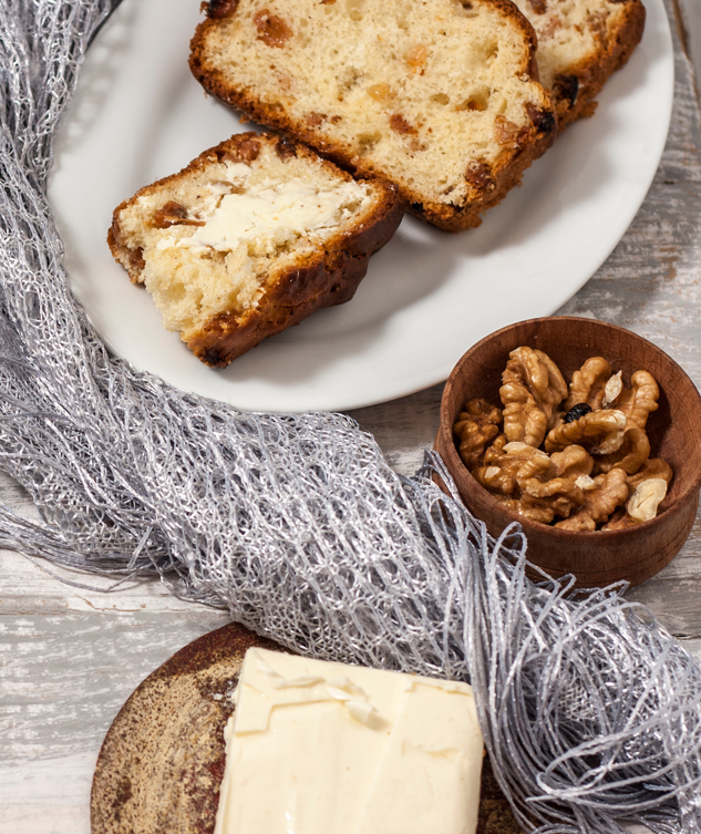 Barmbrack irlandés con prefermento y té. Pan dulce tradicional de Halloween