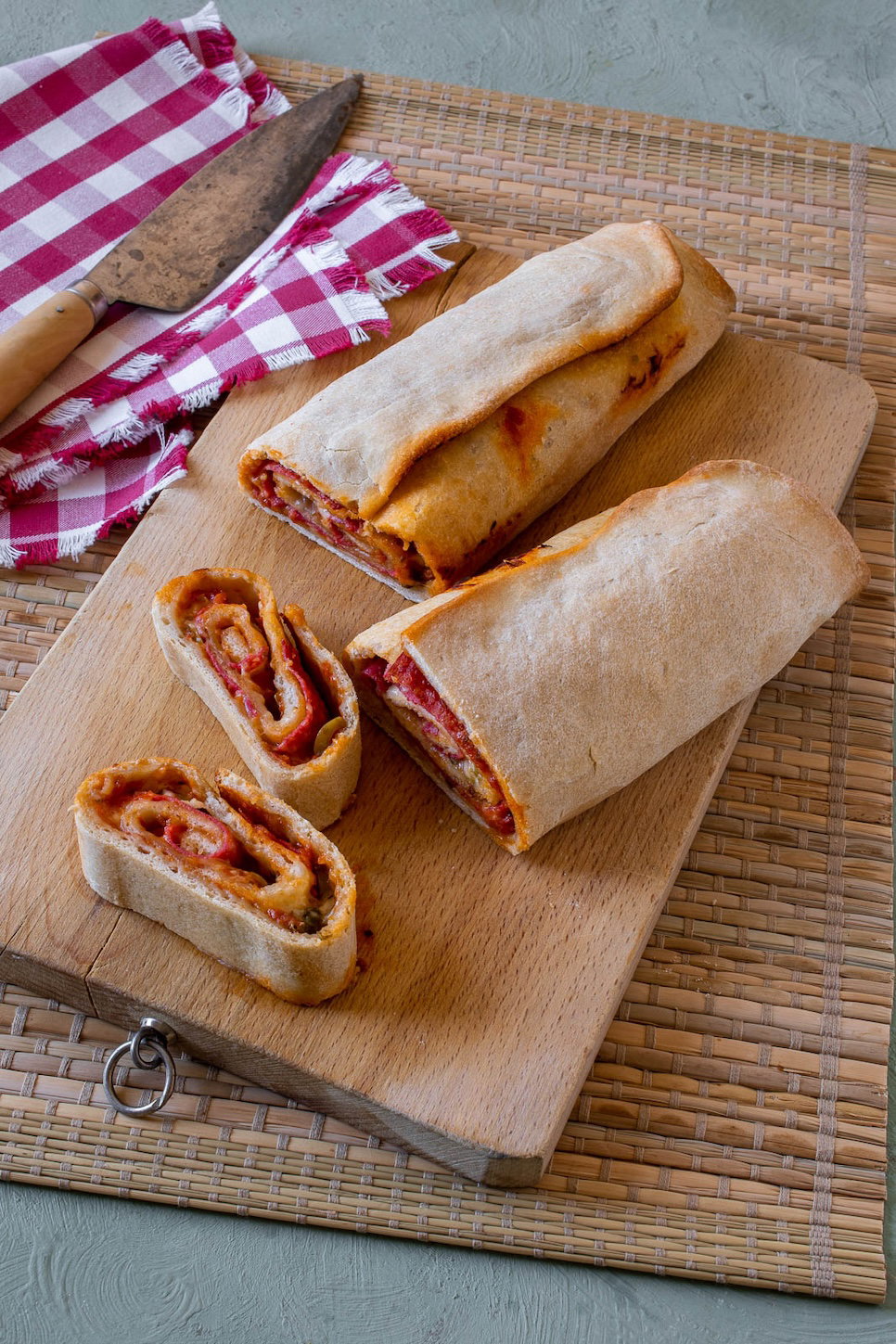 Stromboli italiano casero. Receta fácil al horno con relleno clásico