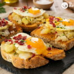 Tosta de huevos rotos o estrellados con jamón