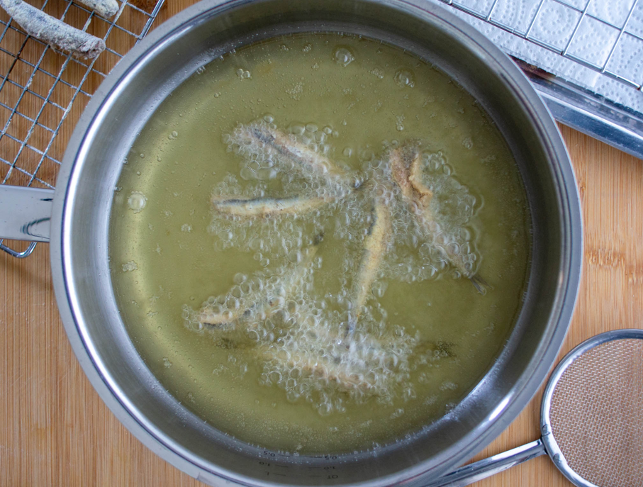 Boquerones fritos crujientes: el secreto para que queden dorados y nada grasos