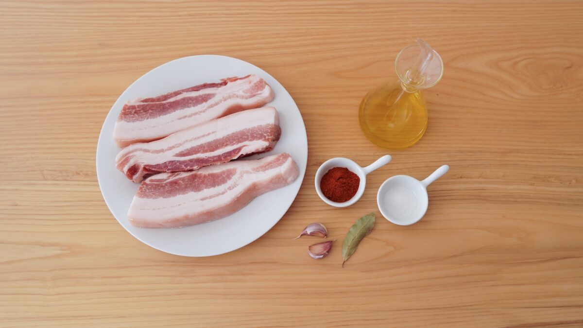 Chicharrón de cerdo crujiente. Receta casera tradicional y fácil de hacer