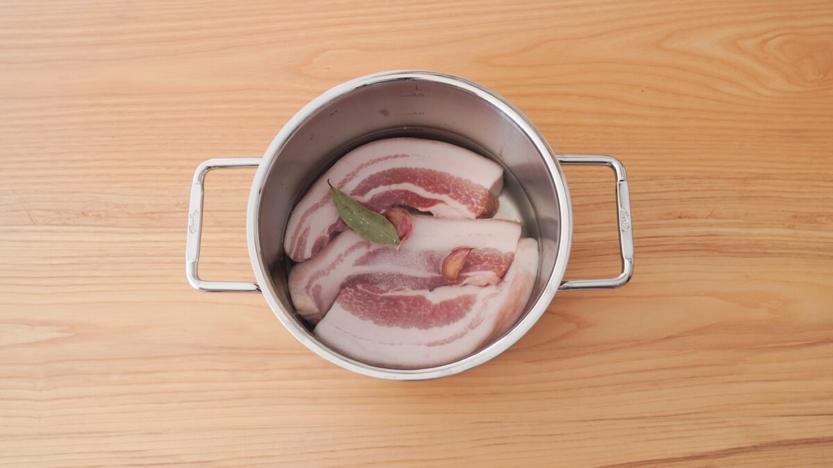 Chicharrón de cerdo crujiente. Receta casera tradicional y fácil de hacer