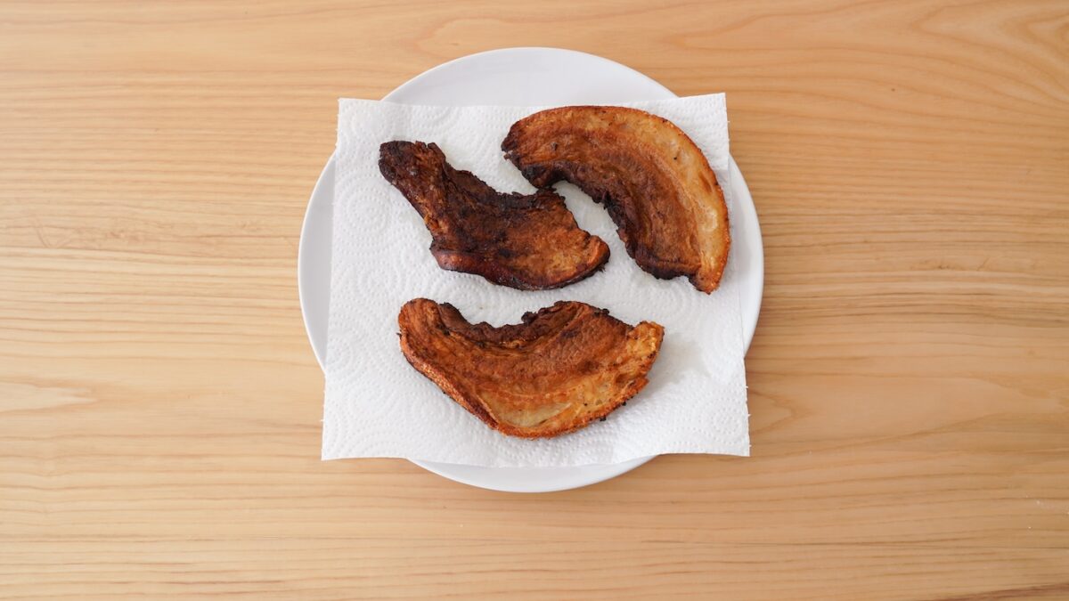 Chicharrón de cerdo crujiente. Receta casera tradicional y fácil de hacer
