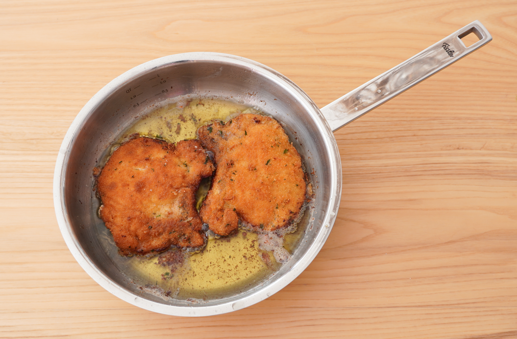 Chuletas de cerdo empanadas, el clásico de toda la vida