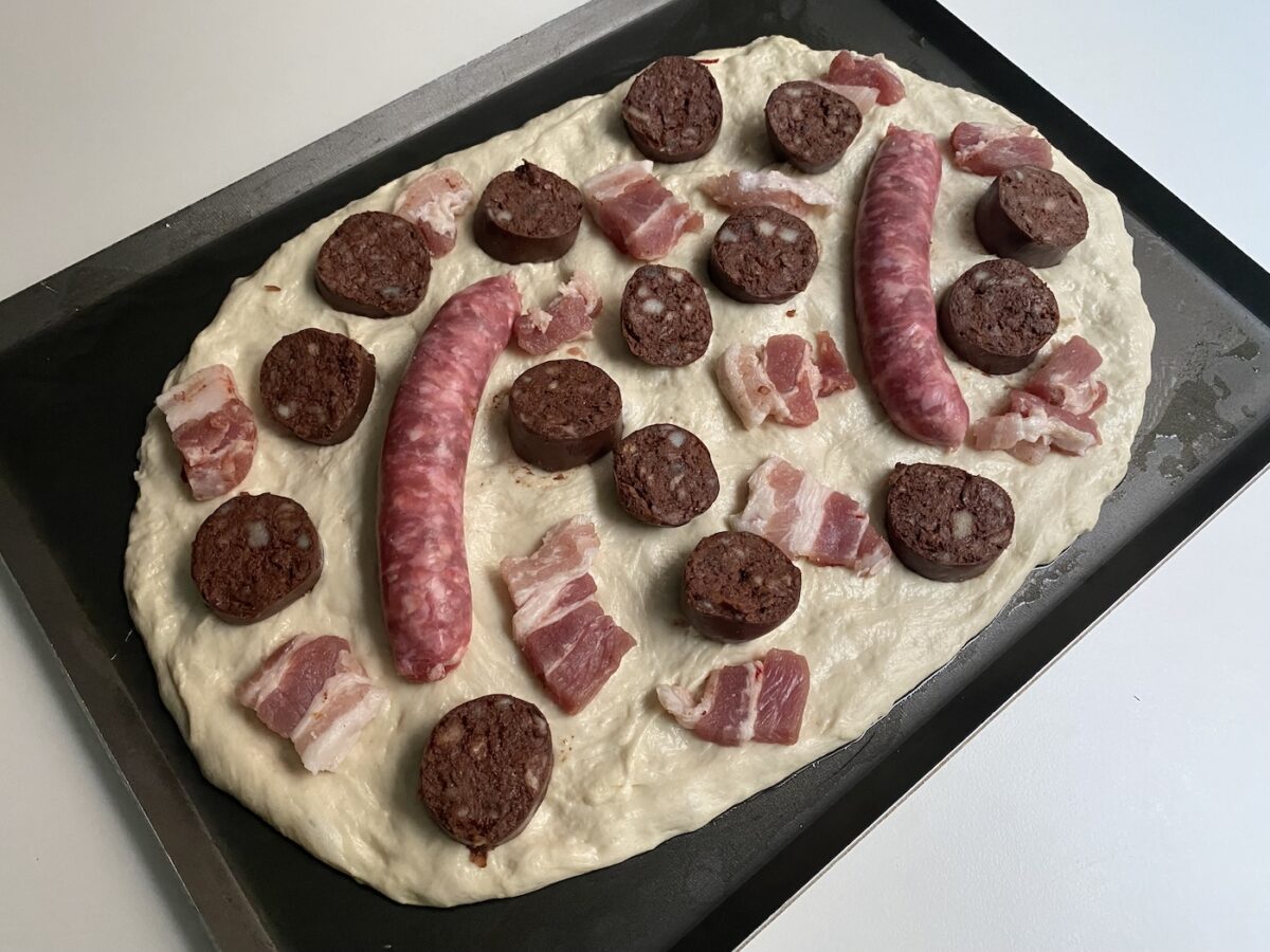 Coca de embutido valenciana. Receta fácil y deliciosa