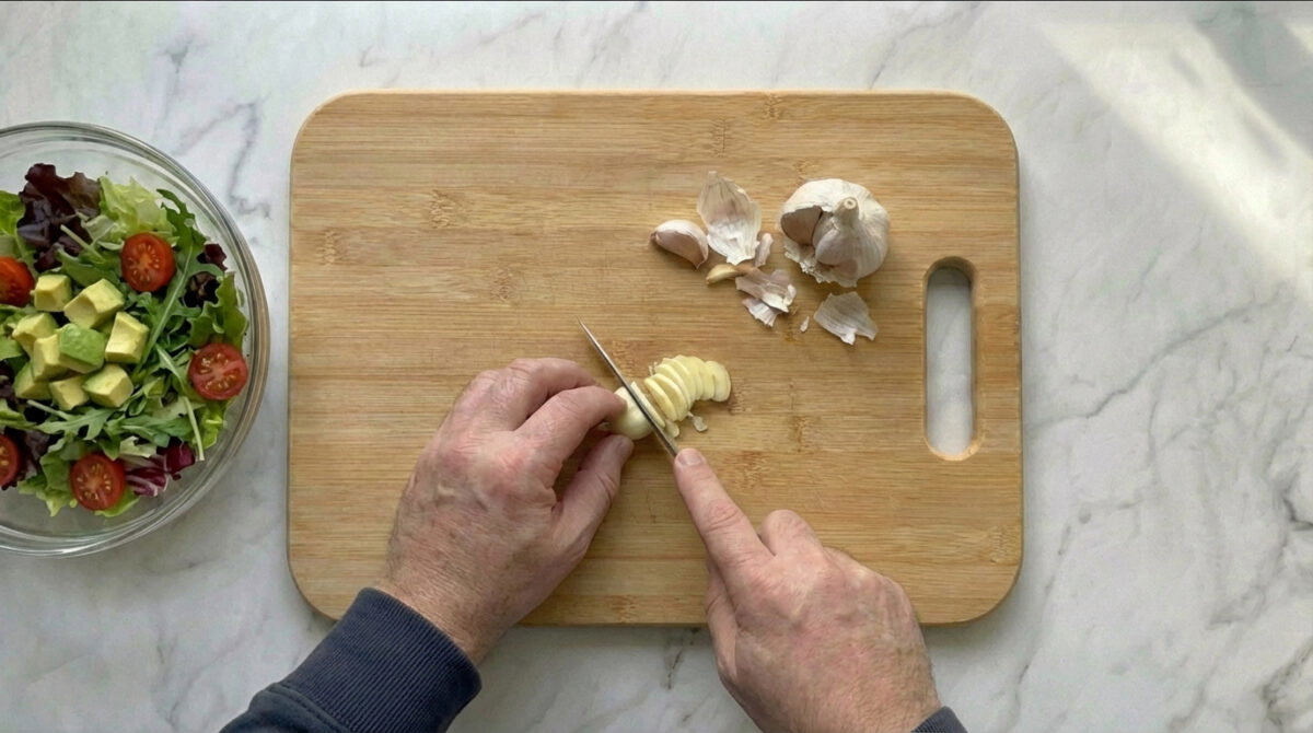 Ensalada de gulas. Receta fresca, rápida y con ese punto marino que siempre apetece