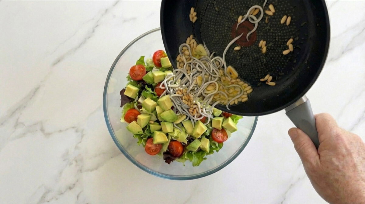 Ensalada de gulas. Receta fresca, rápida y con ese punto marino que siempre apetece