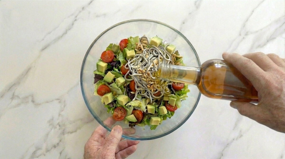 Ensalada de gulas. Receta fresca, rápida y con ese punto marino que siempre apetece