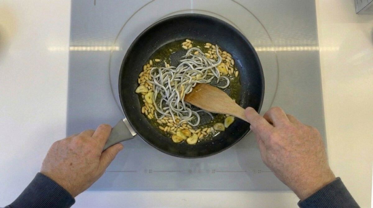 Ensalada de gulas. Receta fresca, rápida y con ese punto marino que siempre apetece
