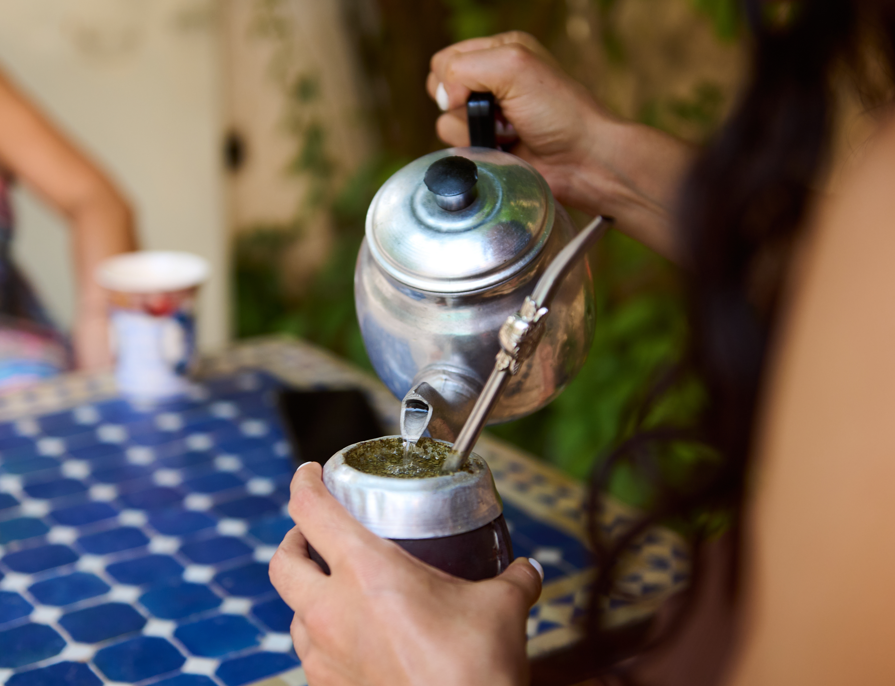 Mate argentino: qué es, cómo se toma y por qué es mucho más que una bebida