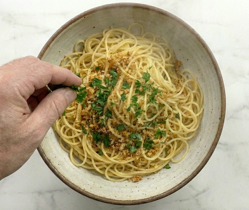 Pasta pangrattato con pan tostado y ajo, sabor del sur de Italia