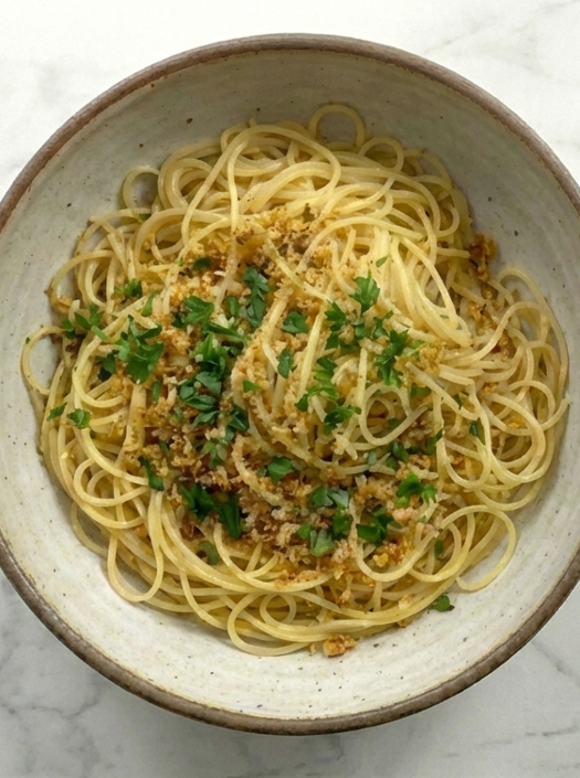 Pasta pangrattato con pan tostado y ajo, sabor del sur de Italia