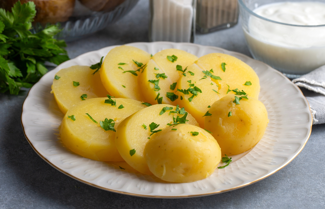 Cómo hacer patatas cocidas: tiempos de cocción, técnica y trucos para que queden perfectas