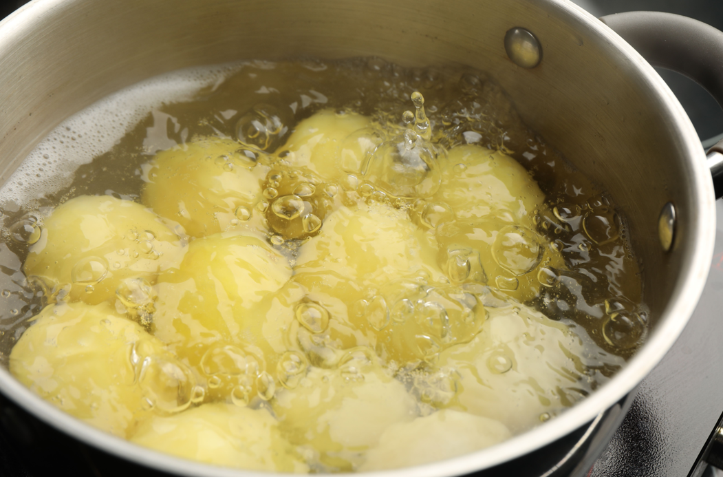 Cómo hacer patatas cocidas: tiempos de cocción, técnica y trucos para que queden perfectas