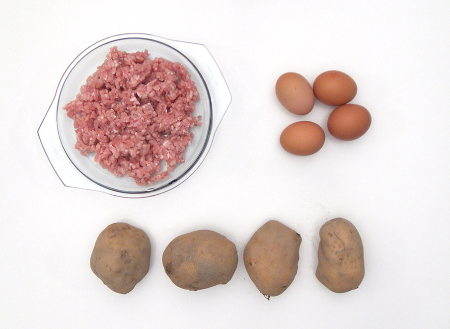 Picadillo de chorizo con patatas y huevo frito. Prepara pan porque te hará falta