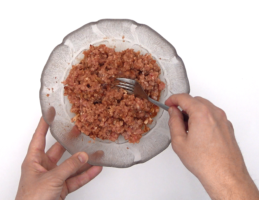 Picadillo de chorizo con patatas y huevo frito. Prepara pan porque te hará falta