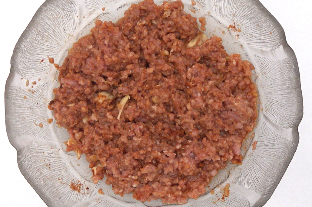 Picadillo de chorizo con patatas y huevo frito. Prepara pan porque te hará falta