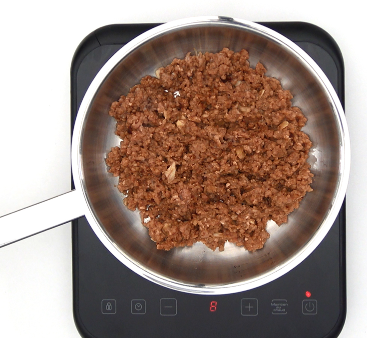 Picadillo de chorizo con patatas y huevo frito. Prepara pan porque te hará falta