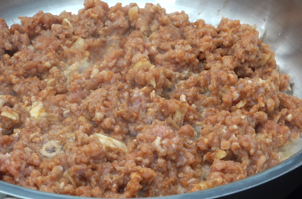 Picadillo de chorizo con patatas y huevo frito. Prepara pan porque te hará falta