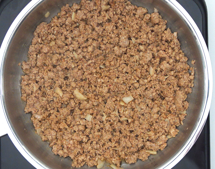 Picadillo de chorizo con patatas y huevo frito. Prepara pan porque te hará falta