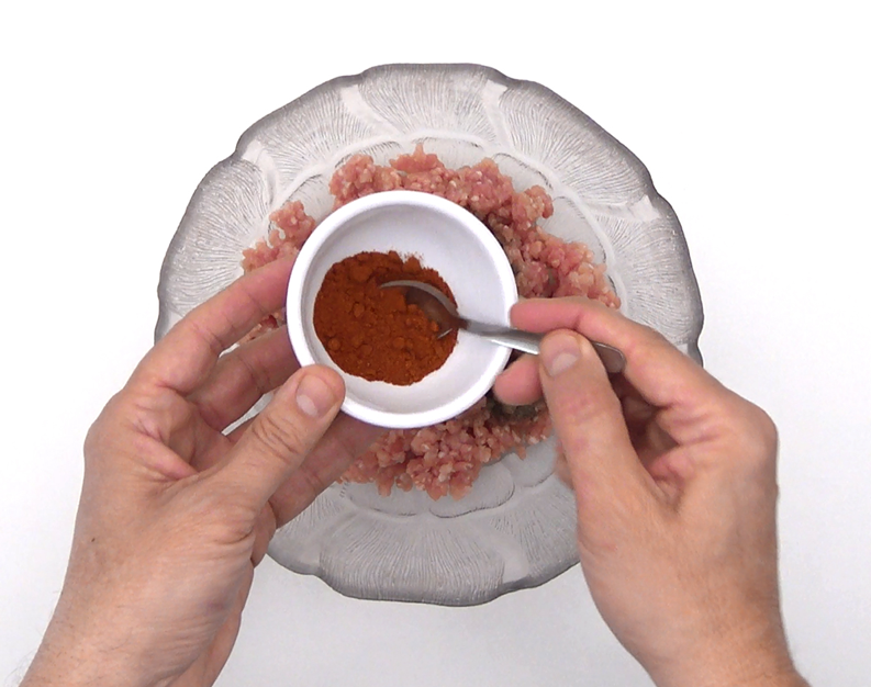 Picadillo de chorizo con patatas y huevo frito. Prepara pan porque te hará falta