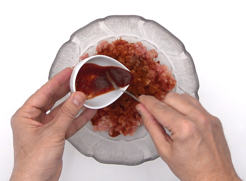 Picadillo de chorizo con patatas y huevo frito. Prepara pan porque te hará falta
