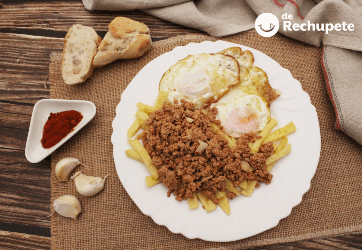 Picadillo de chorizo con patatas y huevo frito. Prepara pan porque te hará falta