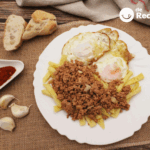 Picadillo de chorizo con patatas y huevo frito. Prepara pan porque te hará falta