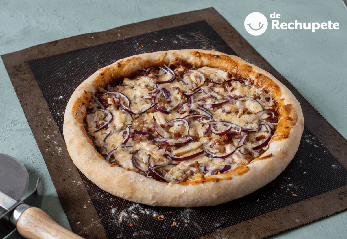 Pizza barbacoa casera con pollo y bacon, un clásico que nunca falla