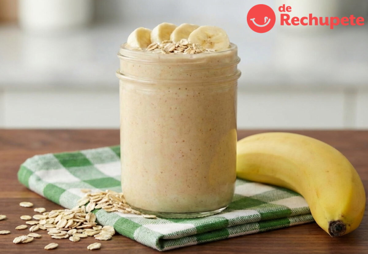 Batido de plátano y avena casero, cremoso y lleno de energía para empezar el día con buen pie