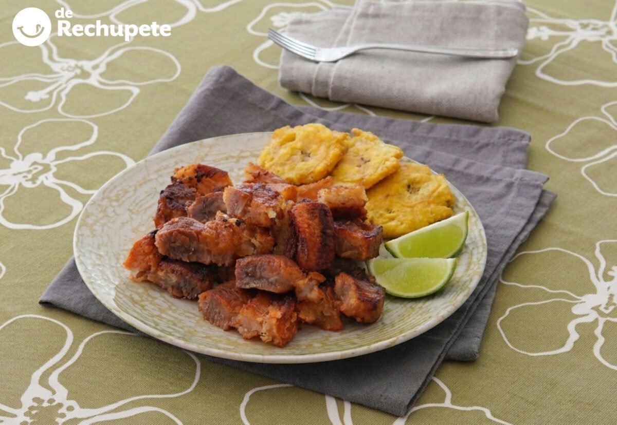 Chicharrón de cerdo crujiente. Receta casera tradicional y fácil de hacer