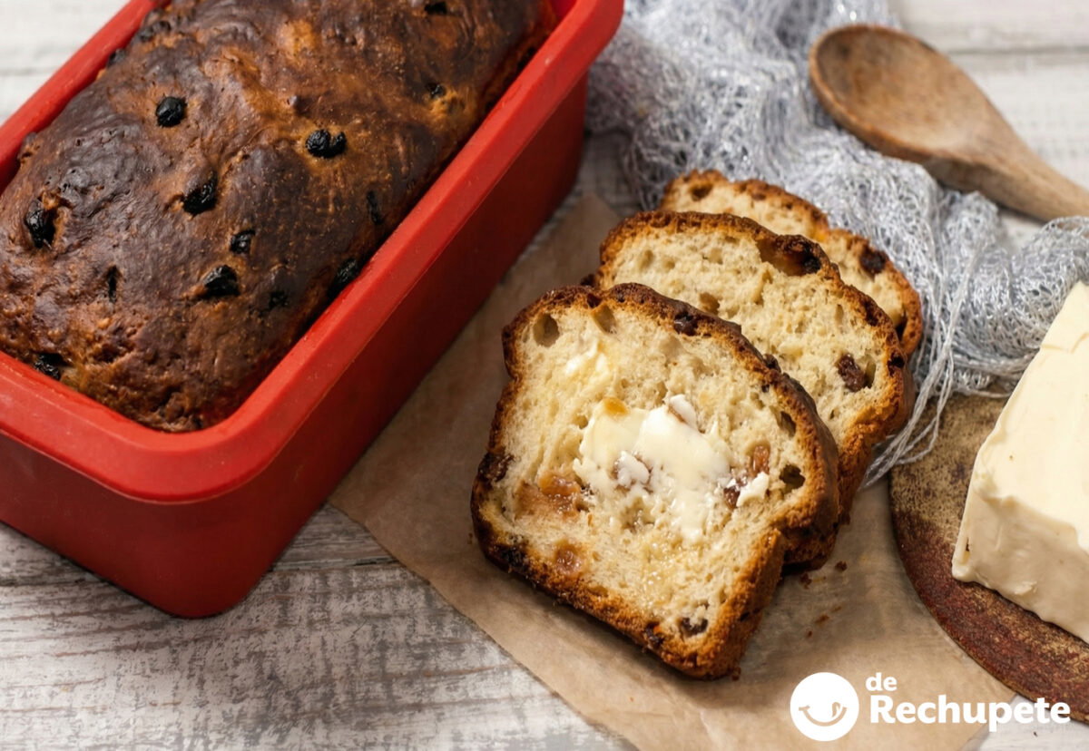 Barmbrack irlandés con prefermento y té. Pan dulce tradicional de Halloween