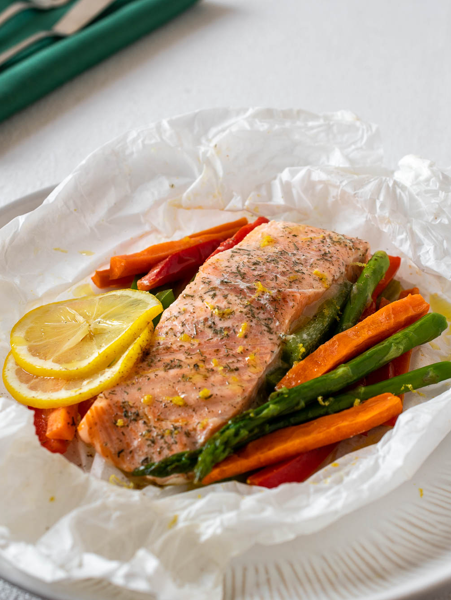 Salmón en papillote casero con verduras, sencillo y resultón