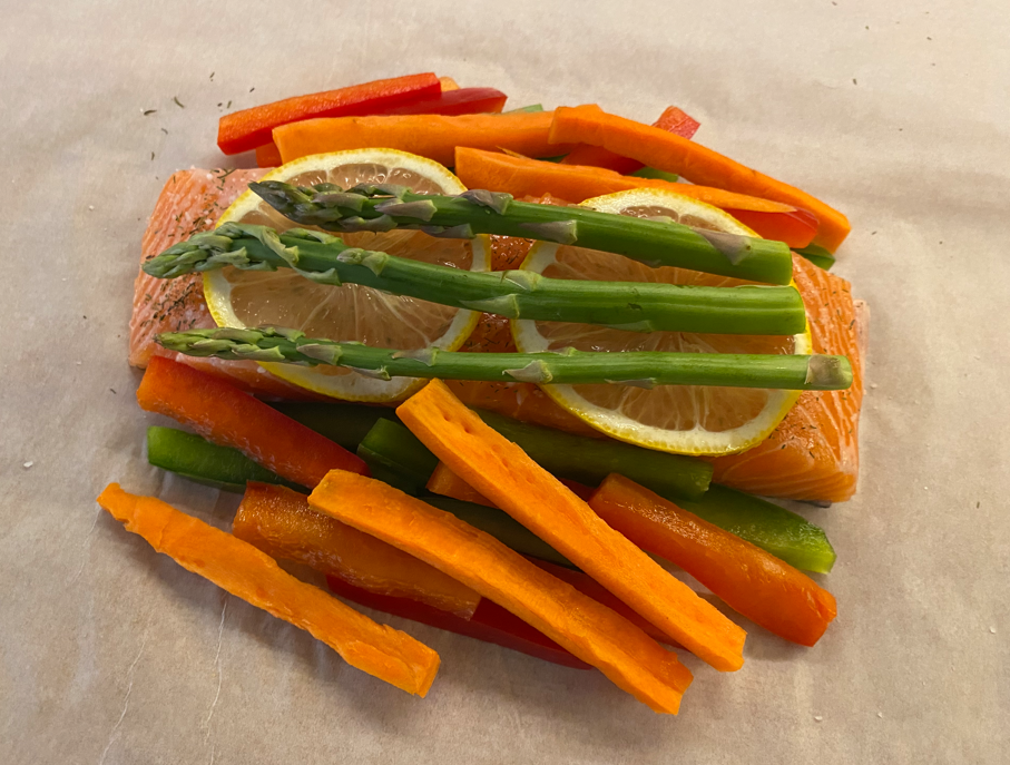 Salmón en papillote casero con verduras, sencillo y resultón