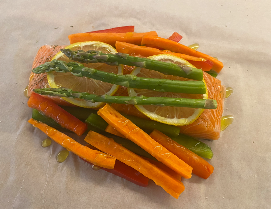 Salmón en papillote casero con verduras, sencillo y resultón