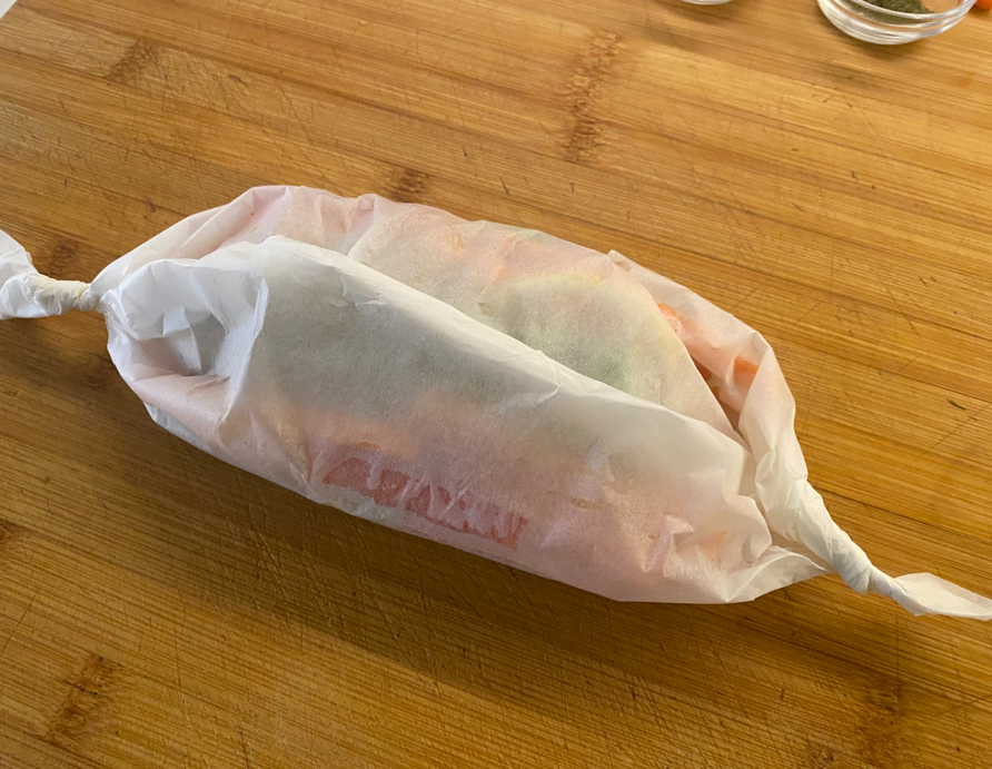 Salmón en papillote casero con verduras, sencillo y resultón