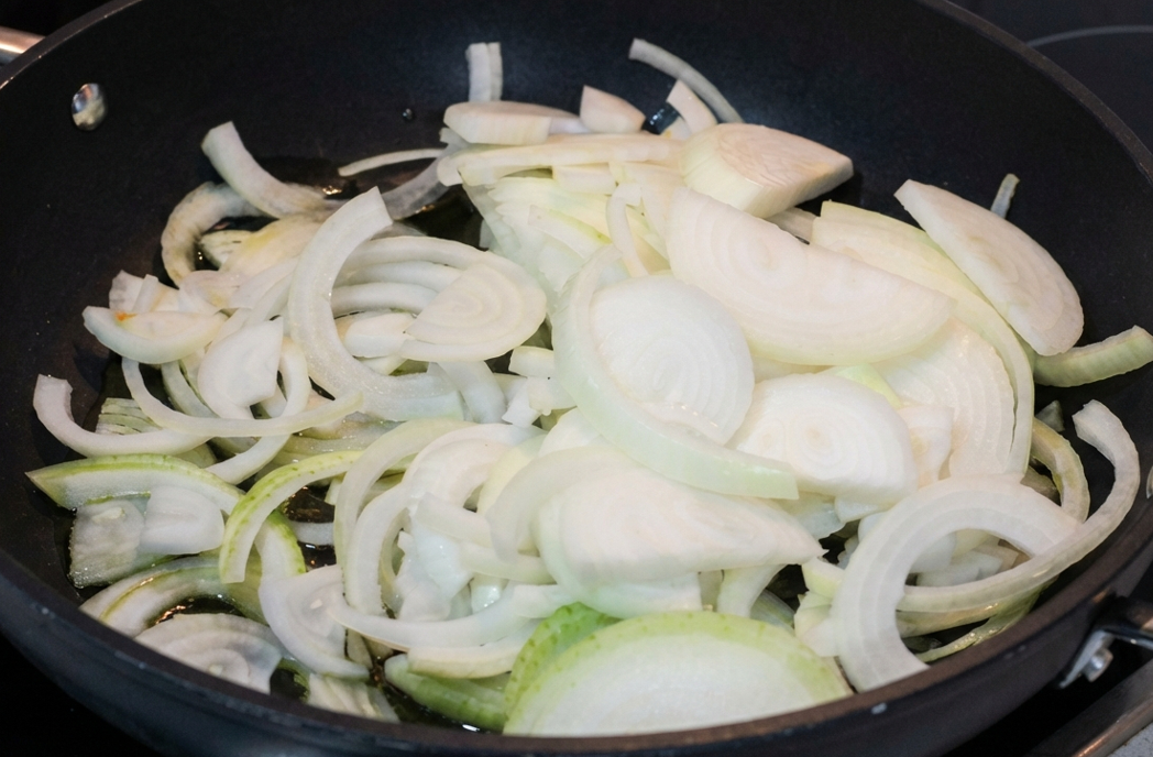 Sangre encebollada. Receta tradicional de casquería sabrosa