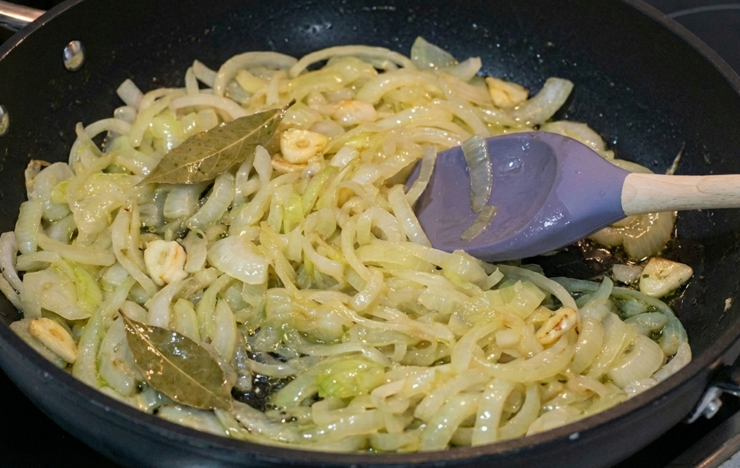 Sangre encebollada. Receta tradicional de casquería sabrosa