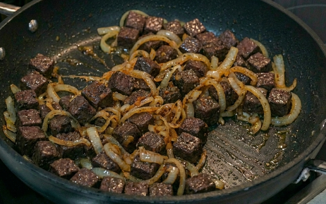 Sangre encebollada. Receta tradicional de casquería sabrosa