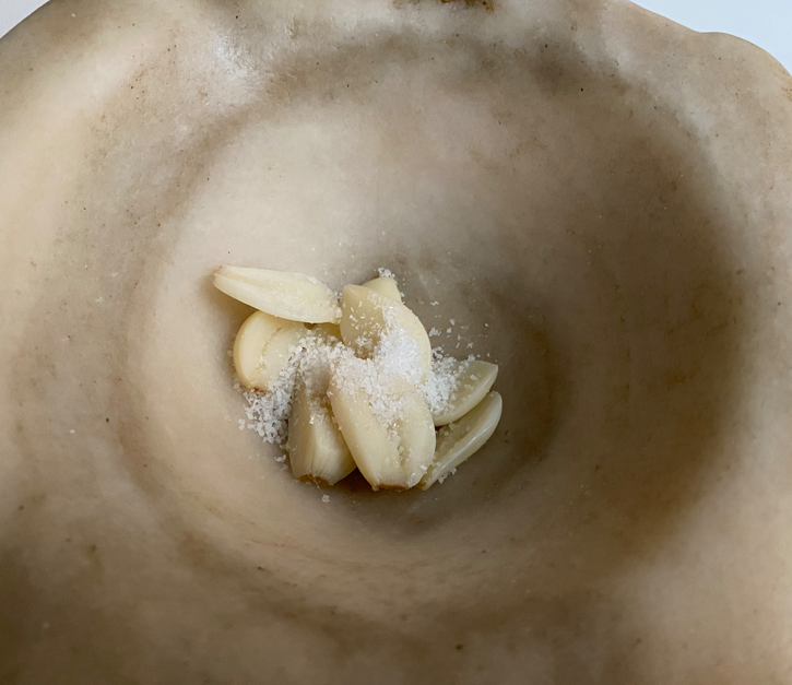 Skordalia griega tradicional, la salsa de ajo cremosa que no pasa desapercibida